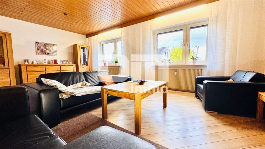 Solides Ein- bis Dreifamilienhaus + zwei Garagen mit großem Grundstück in Traumlage - OG Wohn / Esszimmer